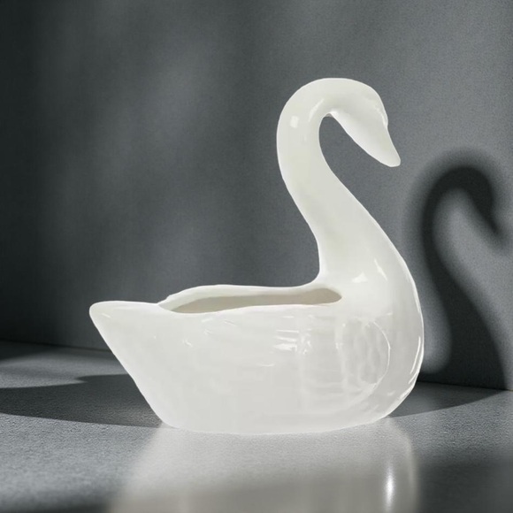 Elegant White Swan Ceramic Jewelry Box - Picture 1 of 6